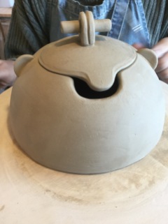 créer une boite en poterie par le travail à la plaque