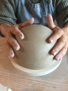 créer une demi-sphère en poterie par l'estampage