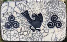 plaque sous plat en raku avec triskell et oiseau