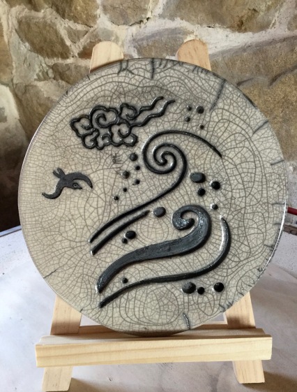 plaque décorative en raku avec les motifs de la mer, d'un nuage et de mouettes