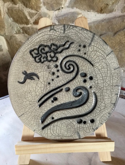 plaque décorative en raku avec les motifs de la mer, d'un nuage et de mouettes