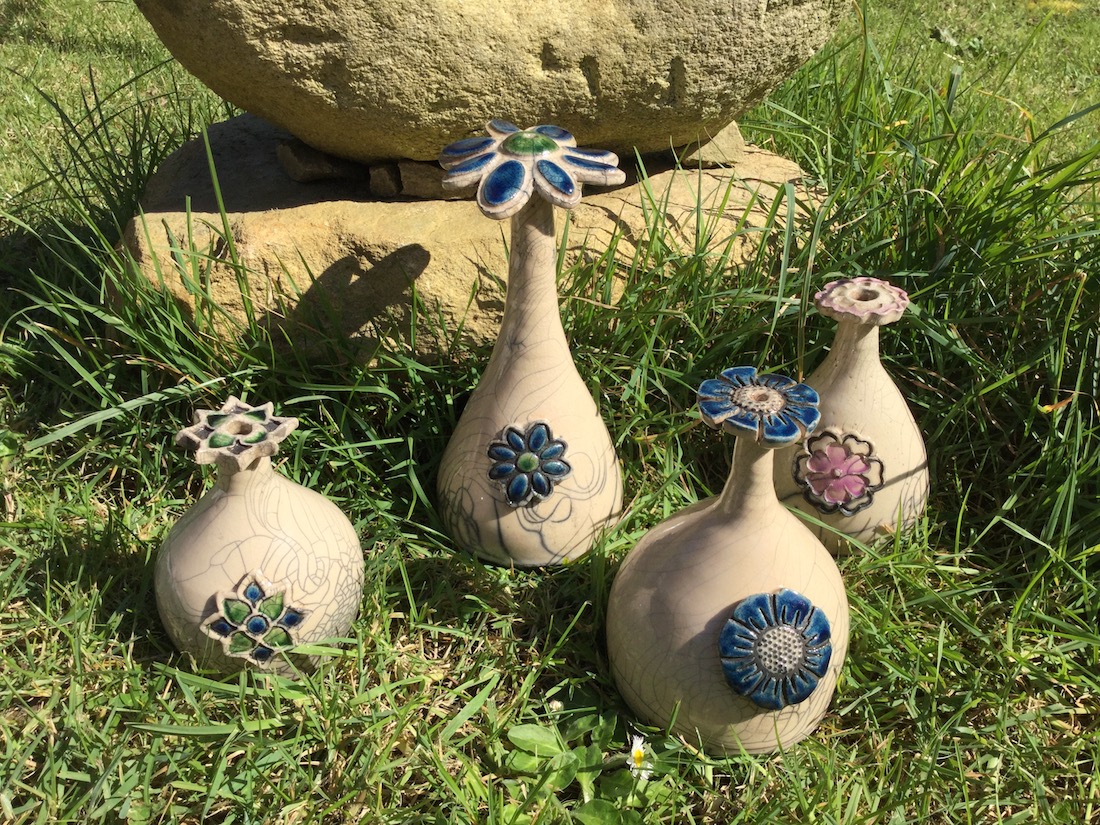 Vases sculptures en raku décor fleuri