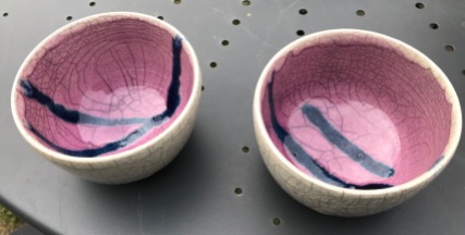 Bols raku roses avec traces bleues