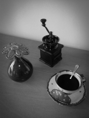 vase fleur et café